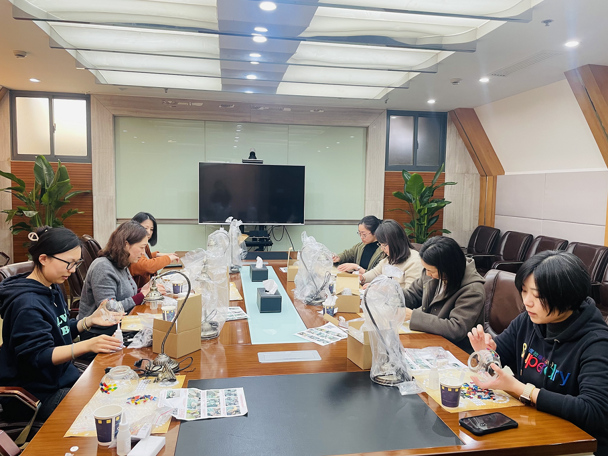 銅冠金源期貨有限公司黨支部開展“三八”婦女節(jié)手工活動